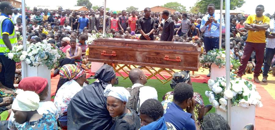 Hundreds of people in Lilongwe on Saturday afternoon braved the scorching sun to pay their last respects to the music icon