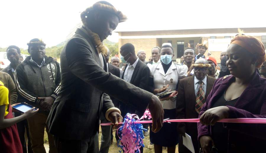 Inkosi Kampingo Sibande cuts a ribbon to mark the opening of Hora Health Center 
